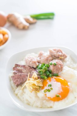 domuz eti ve yumurta ile pirinç lapası