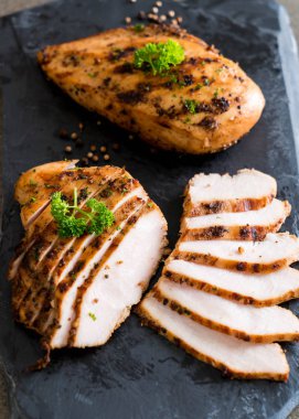 Izgara tavuk filetosu. 