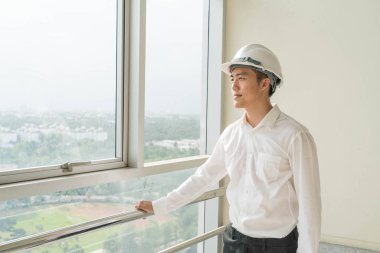 Küçük Asya mühendisi beyaz zor kask ile 