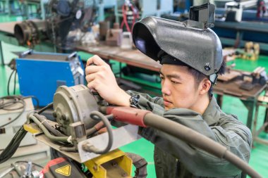 Elektrik mühendisi bir robot makine ile çalışma