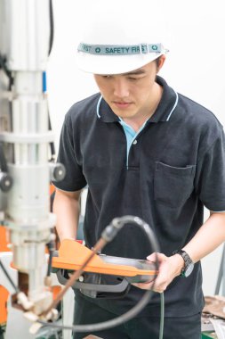 Elektrik mühendisi bir robot makine ile çalışma