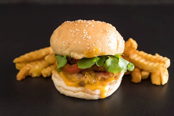 Primer plano de la hamburguesa fresca y sabrosa hecha en casa —  Fotos de Stock
