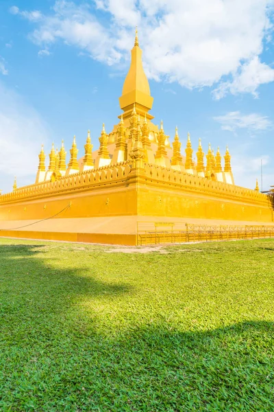 Hermosa arquitectura en Pha That Luang, Vientiane, Laos . — Foto de Stock