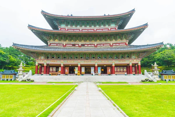 Temple Yakcheonsa à l'île de Jeju, Corée du Sud — Photo