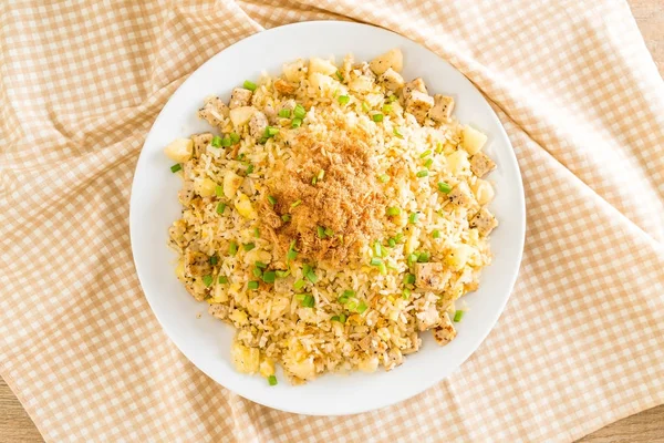 Ананасовый жареный рис — стоковое фото