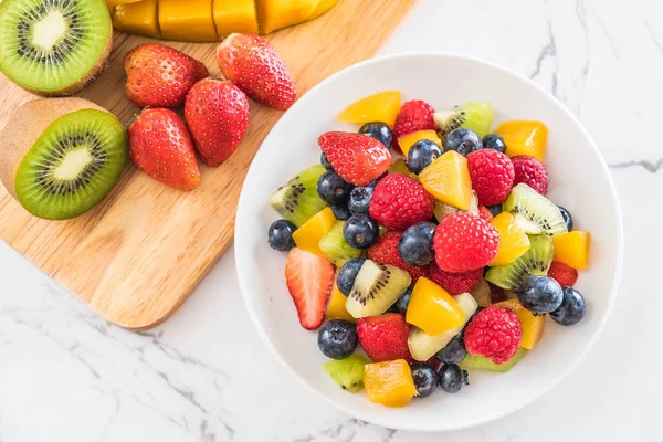 Blandad färsk frukt (jordgubbar, hallon, blåbär, kiwi, mang — Stockfoto