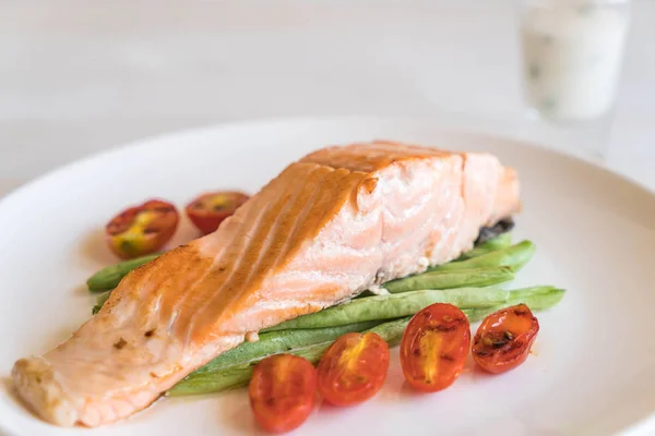 Bife de salmão grelhado — Fotografia de Stock