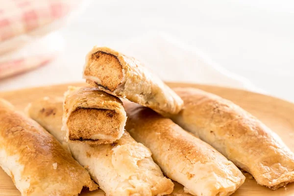 Tortas de pau com carne de porco desfiada seca — Fotografia de Stock