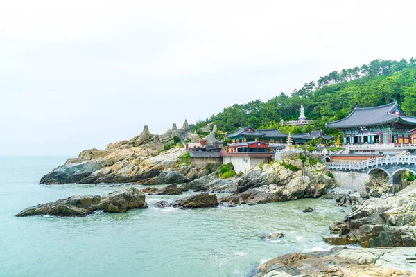 Güzel mimari Haedong Yonggungsa Tapınağı'nda oturur üzerine bir 