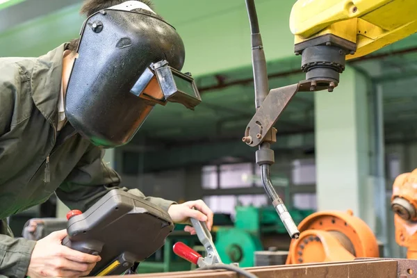Elektrik mühendisi bir robot makine ile çalışma