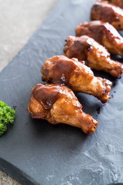 Barbekü tavuk kanadı