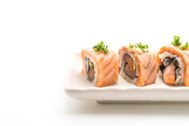 ızgara somon suşi roll - Japon gıda tarzı