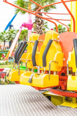 Renkli lunapark treni koltuk eğlence parkı 