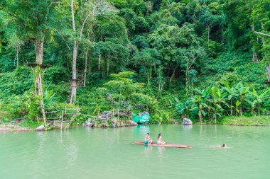 Vangvieng, Laos 13 Mayıs 2017: Turist Blue Lagoon tadını çıkarın