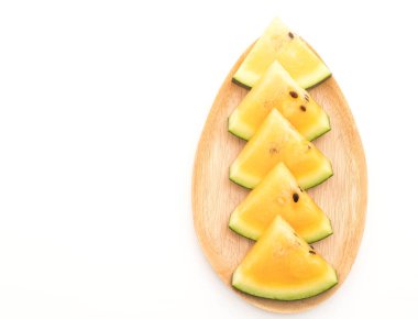 beyaz üzerine taze sarı karpuz 