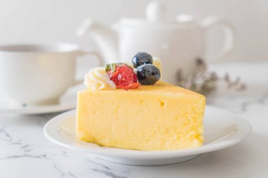 peynirli kek çilek ve yaban mersini