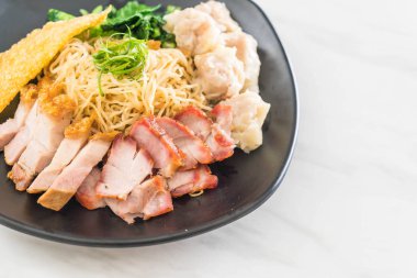 Yumurta noodle kırmızı kızarmış domuz, gevrek domuz eti, köfte ve çorba ile 