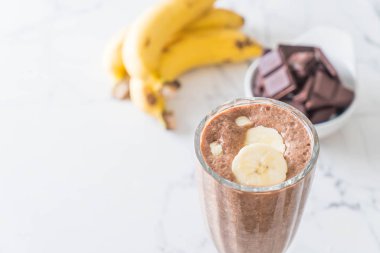 Çikolatalı muzlu milkshake