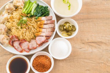 Yumurta noodle kırmızı kızarmış domuz, gevrek domuz eti, köfte ve çorba ile 