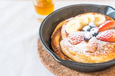 taze çilek yaban mersini ve muz ile gözleme 