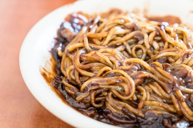 Kore (Jajangmyeon siyah soslu erişte)