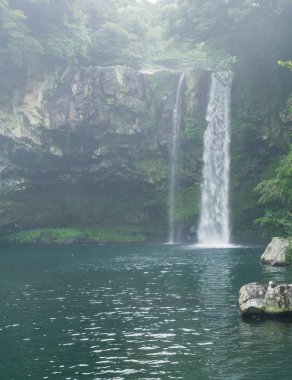 Jeju adasında Cheonjiyeon şelaleler