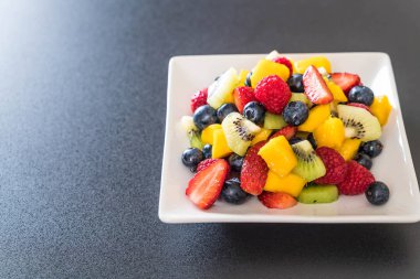 karışık taze meyve (çilek, ahududu, yaban mersini, kivi, mang