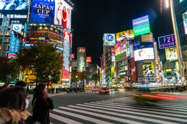 Tokyo, Japonya, 17 Kasım 2016: Shibuya Crossing, şehir sokak ile