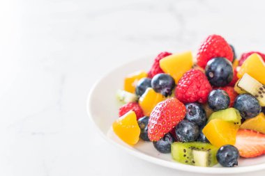 karışık taze meyve (çilek, ahududu, yaban mersini, kivi, mang