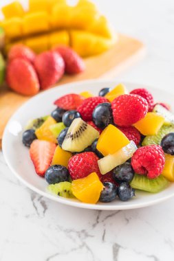 karışık taze meyve (çilek, ahududu, yaban mersini, kivi, mang