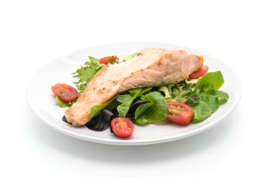 beyaz üzerine Somon ızgara biftek