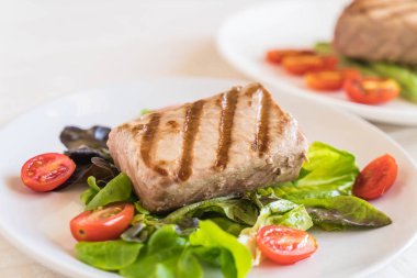 Tuna biftek salatası ile