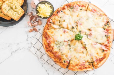 Ispanak ve pastırma pizza