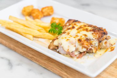 tavuk ve domuz eti biftek