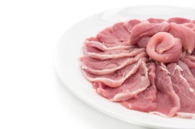 beyaz üzerine taze dilimlenmiş domuz