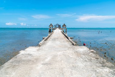 Deniz kumsalda köşk