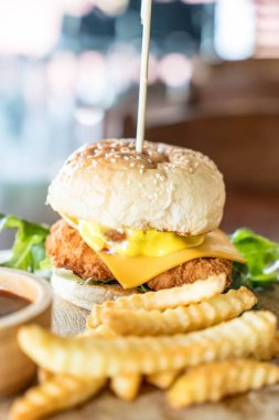 Peynirli hamburger ile kızarmış tavuk