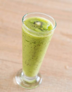 Sağlıklı taze kivi smoothie cam