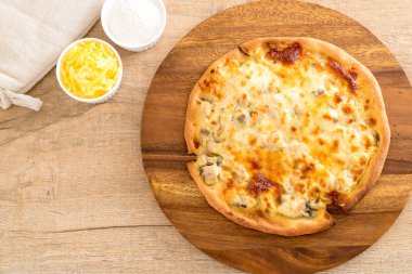 Kremalı mantarlı pizza