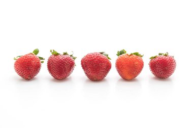 Beyaz arka planda taze çilek