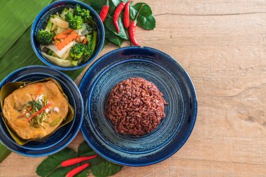 Haşlanmış balık köri ile yapıştırın ve pirinç berry