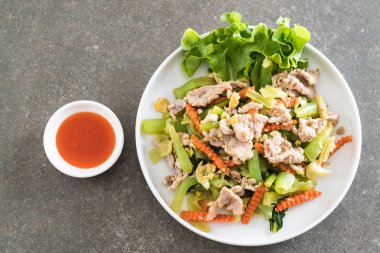 Tavada kızartılmış Shanghai Noodle domuz eti ile