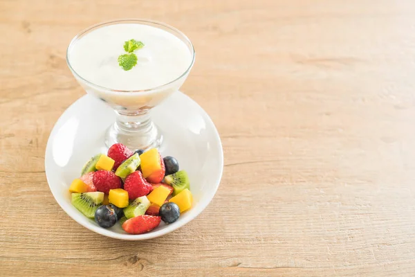Yogurt con frutta mista (fragola, mirtilli, lampone, kiw — Foto Stock