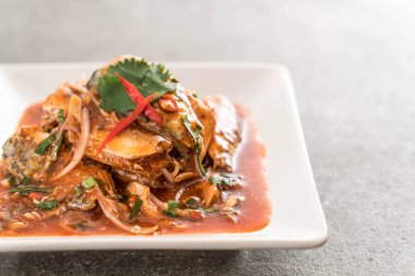 Baharatlı uskumru salatası