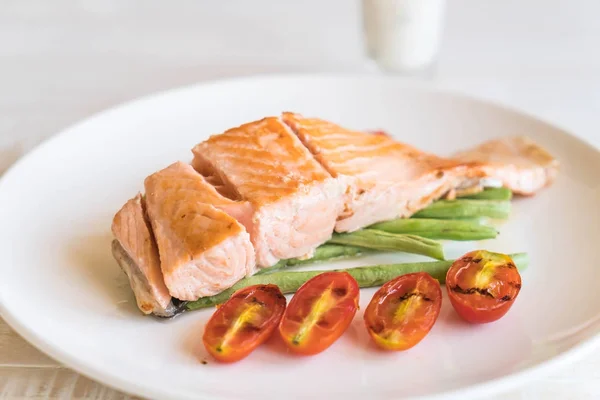 Bife de salmão grelhado — Fotografia de Stock