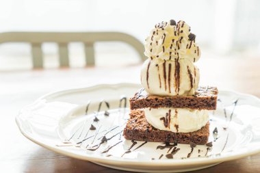 vanilyalı dondurma ile çikolatalı kek