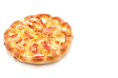 Beyaz arka plan üzerinde izole hawaiian deniz ürünleri pizza 