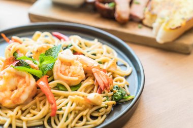 karides tavada kızartılmış acılı spagetti 