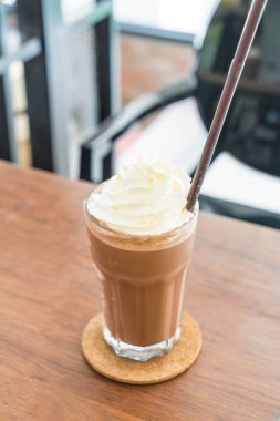 Kremalı çikolatalı milkshake.