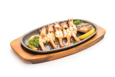 Sarımsaklı ve limonlu kızarmış karides.